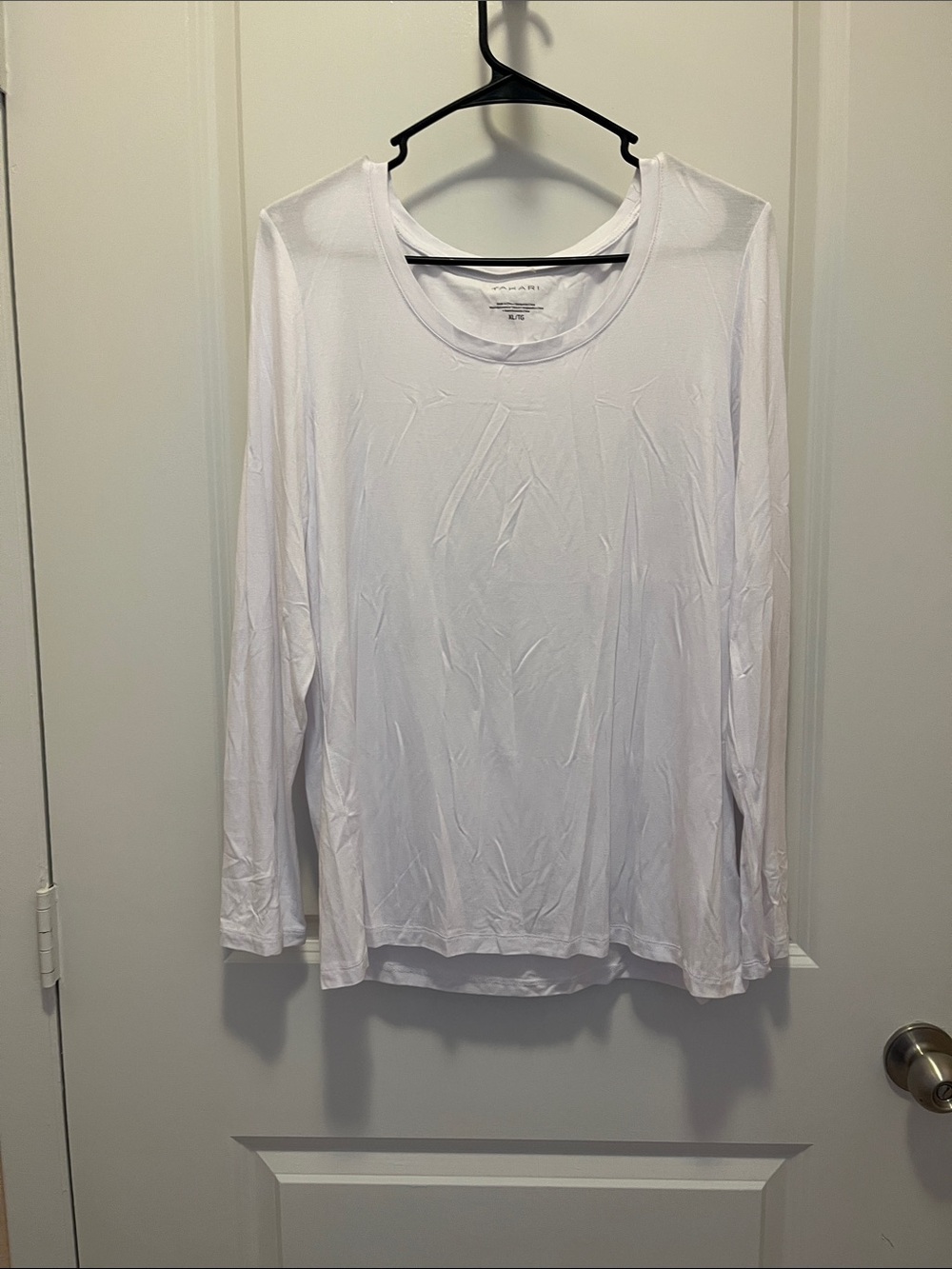 (NWT) Tahari White Long-Sleeve Crewneck Top